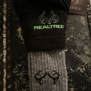 NEW Realtree Beanie and Socks Set